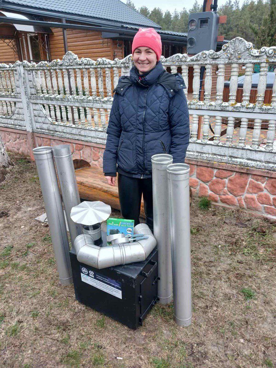 ymbefree's tweet photo. This winter, we continue to support the residents of the border villages in Sumy region, who face constant disruptions in heating and electricity. We are distributing wood stoves to help people stay warm and cook in difficult conditions. https://t.co/LTZ78bAuq2