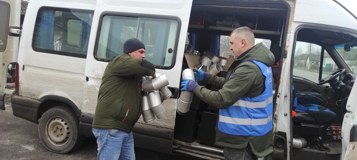 ymbefree's tweet photo. This winter, we continue to support the residents of the border villages in Sumy region, who face constant disruptions in heating and electricity. We are distributing wood stoves to help people stay warm and cook in difficult conditions. https://t.co/LTZ78bAuq2