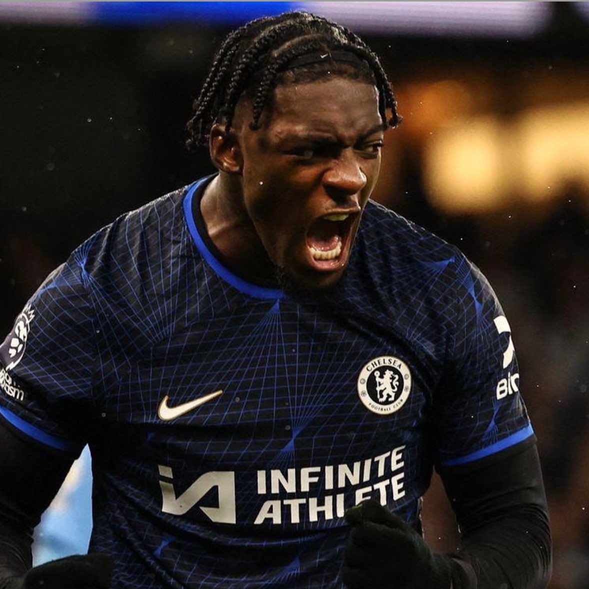 FabrizioRomano's tweet photo. 🚨🔵 Chelsea keep working on outgoings as Aston Villa have sent official bid for Axel Disasi.

Loan proposal with fee + salary coverage, up to Chelsea.

Lazio have still no full agreement on Cesare Casadei’s salary as of now while talks continue. More clubs also called Chelsea. https://t.co/BE5TUI81bf