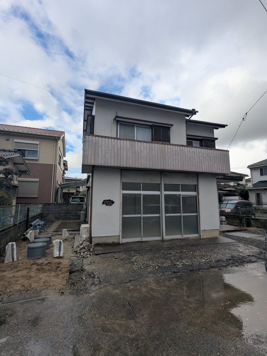 studio_kura's tweet image. 元々ハウス4にあった棚を解体して出た木材からハウス4用の看板を作り、剥がした床から出てきた合板をカットしてハウス4に置く椅子を作りました! shopbot活躍してる。　
資源を有効活用しながら芸術村作って行きたいですね!

#studiokura #リサイクル #shopbot #Artistinresidence #fablab糸島 #芸術村