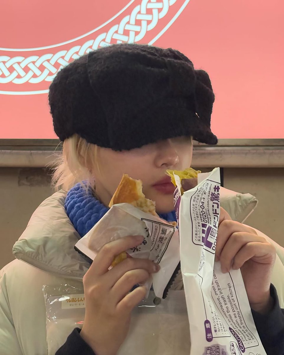 stonefield_DC's tweet photo. #Siyeon #시연 クレヨンしんちゃんの何か買ってる(笑)ほんと好きよね韓国の人。福岡のパルコにショップ出来てたのもそういう理由か? https://t.co/2SVUXDiPov
