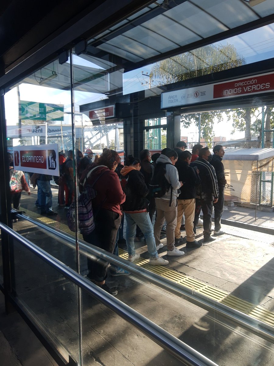 hugocl64's tweet photo. @MetrobusCDMX  @ClaraBrugadaM Los policías en los torniquetes platicando, la plataforma casi vacía y la fila hasta la calle, estación el caminero https://t.co/Cl8C7sRLcA