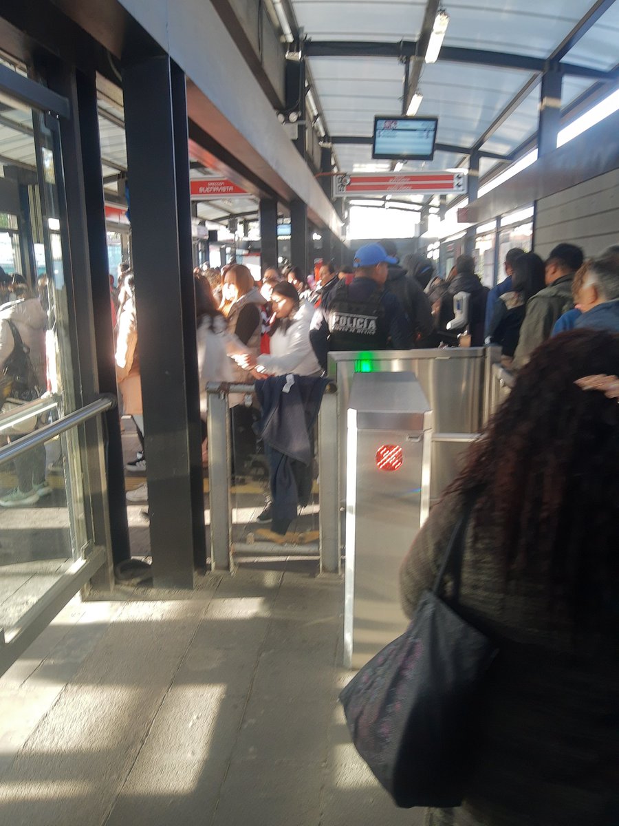 hugocl64's tweet photo. @MetrobusCDMX  @ClaraBrugadaM Los policías en los torniquetes platicando, la plataforma casi vacía y la fila hasta la calle, estación el caminero https://t.co/Cl8C7sRLcA