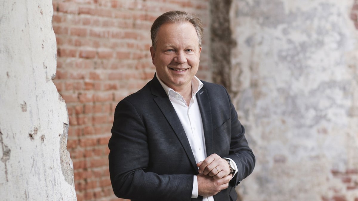 Ingewijden: Vertrouwensbreuk speelde rol in vertrek Van Veen - bit.ly/42zHsh8