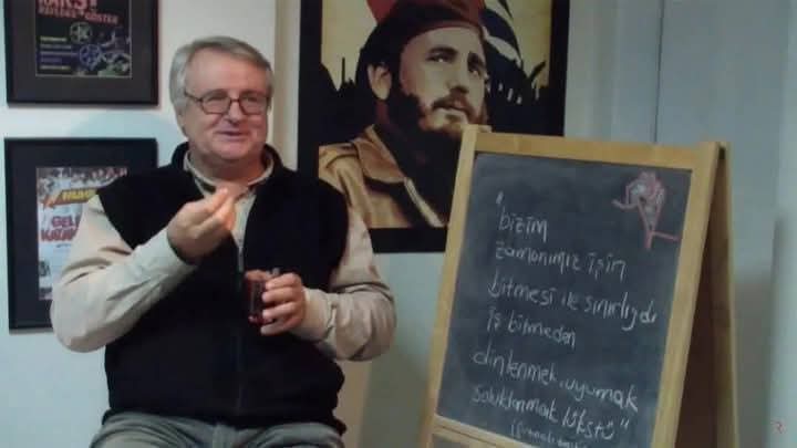 Halk Demokrasisi deneyiminin en özgün deneyimine, Fatsa pratiğine şahitlik ve önderlik etmiş, yol arkadaşımız Sedat Göçmen’i kaybetmiş olmanın derin üzüntüsü içindeyiz.Fatsa ve Fatsalı devrimciler onu unutmayacak ve her daim değerli pratiğini sahiplenmeye devam edecekler.