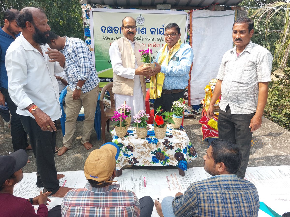adhbhadrak's tweet photo. Inauguration of Guru Shisya Parampara Training Center on Stone Carving under 'CBP ' 2024-25' of H,T &amp; H Dept. at Ganijang, Bonth Block by Asst. Director (Handicrafts), Bhadrak in presence of HPOs, MCPS &amp; other guests todayi.e on 29.01.25
@DM_Bhadrak
@HTH_Odisha 
@DhciOdisha https://t.co/z4WDy8cNbL