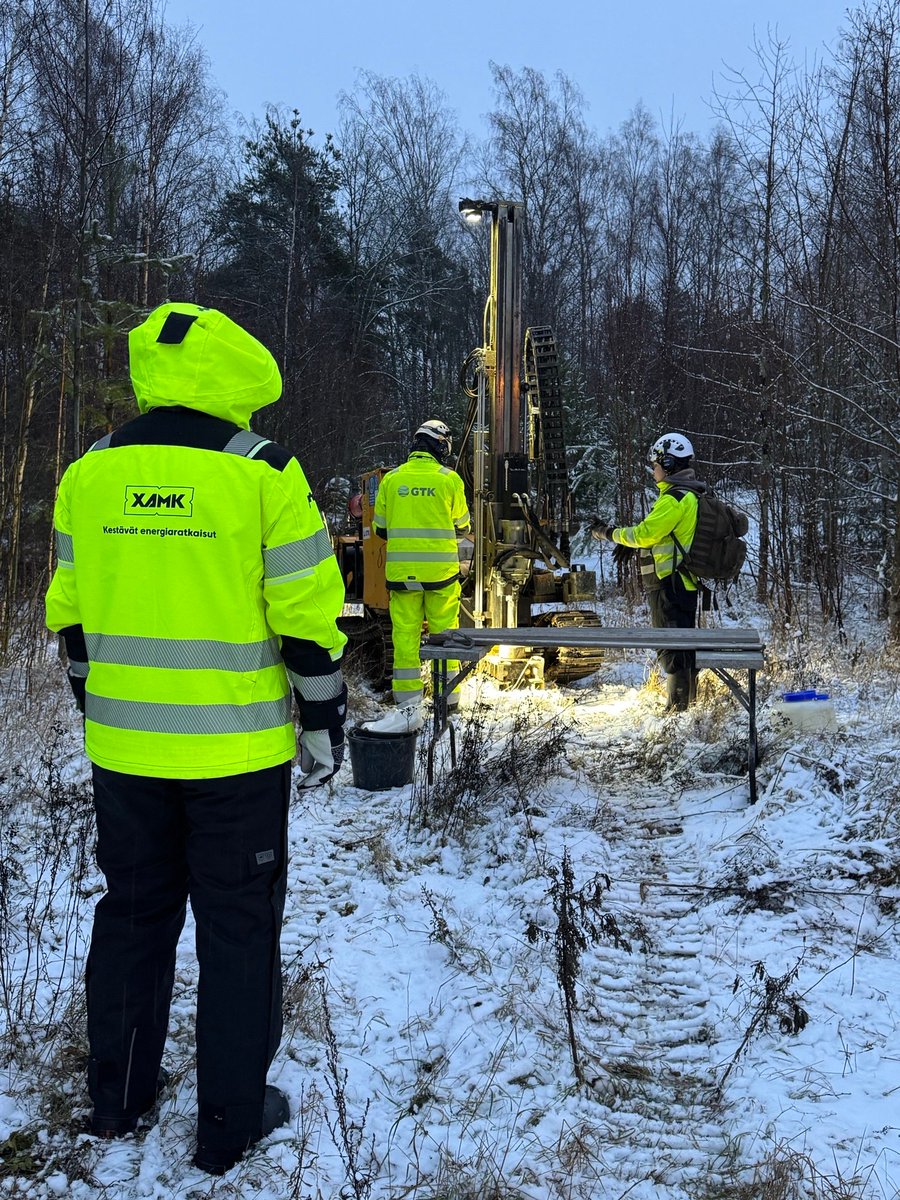 Kotkan Sunilaan porataan helmikuussa keskisyvä energiakaivo. Kaivoa käytetään sekä tutkimuksessa että koulutuksessa. Tutkimusympäristöön tulee kaivon lisäksi myös aurinkopaneeleita sekä tuulivoimala.

#kotka #eu #vihreäsiirtymä 

xamk.fi/kotkan-sunilaa…