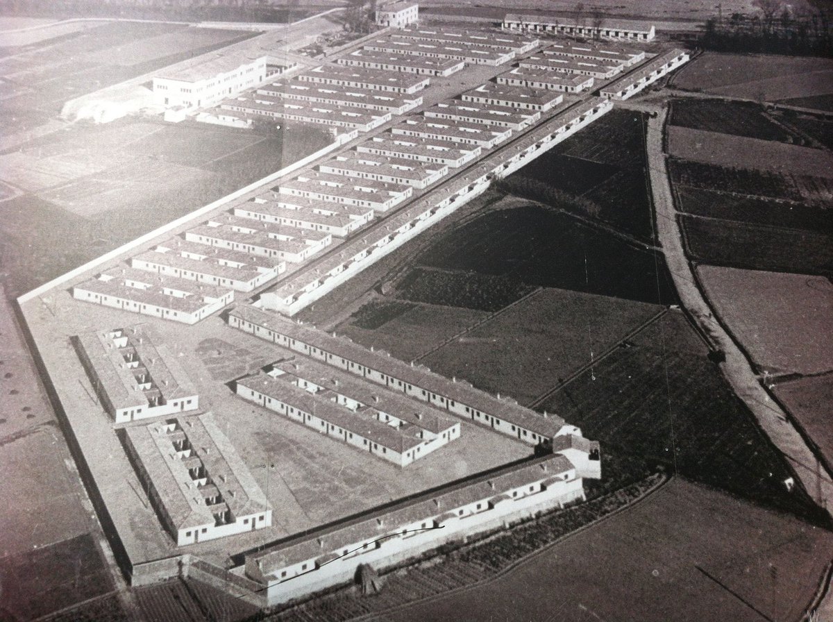 Bcnsingular's tweet photo. Hi ha qui potser es pregunti per què el barri de #BaródeViver té aquesta forma tan peculiar. A la segona foto, del 1931, trobareu la resposta https://t.co/Q9Zb4dGl1m