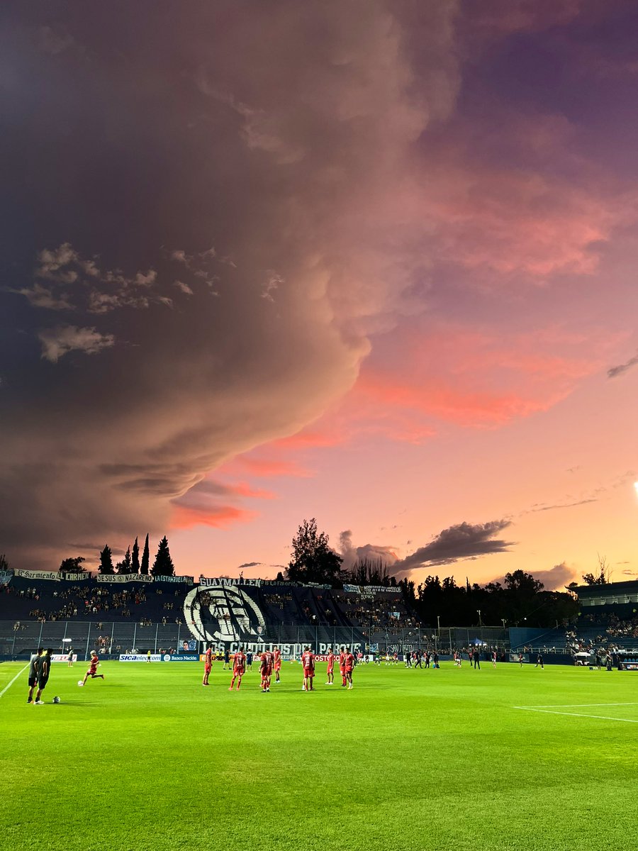 Noches de fútbol argentino⚽️📷

#IndependienteRivadavia vs. #BarracasCentral 

<a href="/eleditormendoza/">El Editor Mendoza</a>