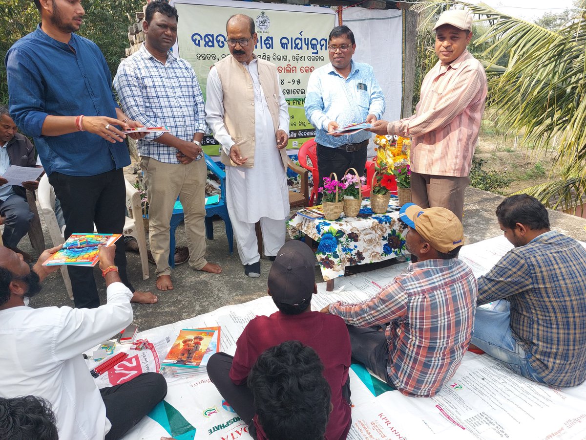 adhbhadrak's tweet photo. Distribution of Engagement Order to the Guru and Preliminary Tool Kits to the trainees by Asst.Director(Handicrafts),Bhadrak at Guru Shisya Parampara  Training Centre on Stone Carving at Ganijang ,Bonth Block today i.e on 29.01.2025.
@DM_Bhadrak
@HTH_Odisha 
@DhciOdisha 
@minmsme https://t.co/iDqzhipRnU