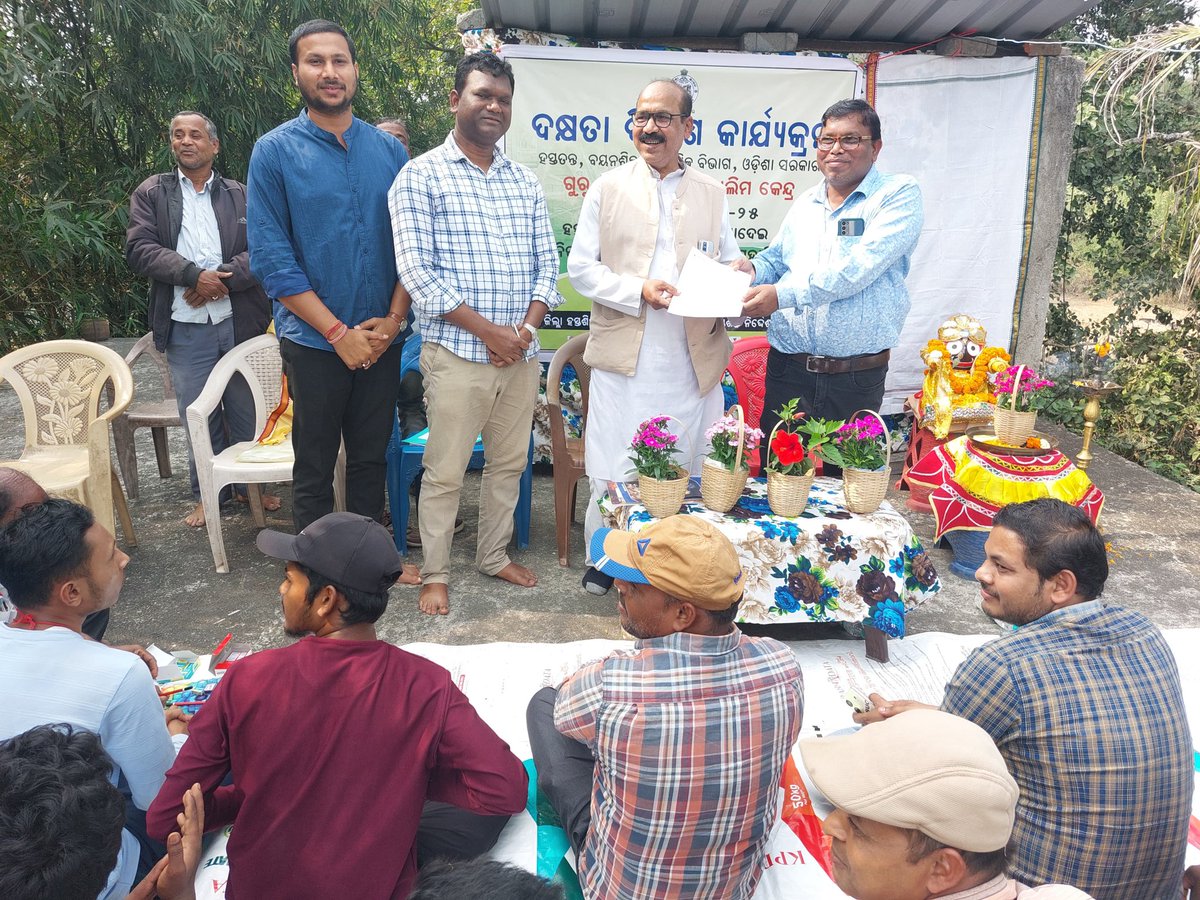 adhbhadrak's tweet photo. Distribution of Engagement Order to the Guru and Preliminary Tool Kits to the trainees by Asst.Director(Handicrafts),Bhadrak at Guru Shisya Parampara  Training Centre on Stone Carving at Ganijang ,Bonth Block today i.e on 29.01.2025.
@DM_Bhadrak
@HTH_Odisha 
@DhciOdisha 
@minmsme https://t.co/iDqzhipRnU