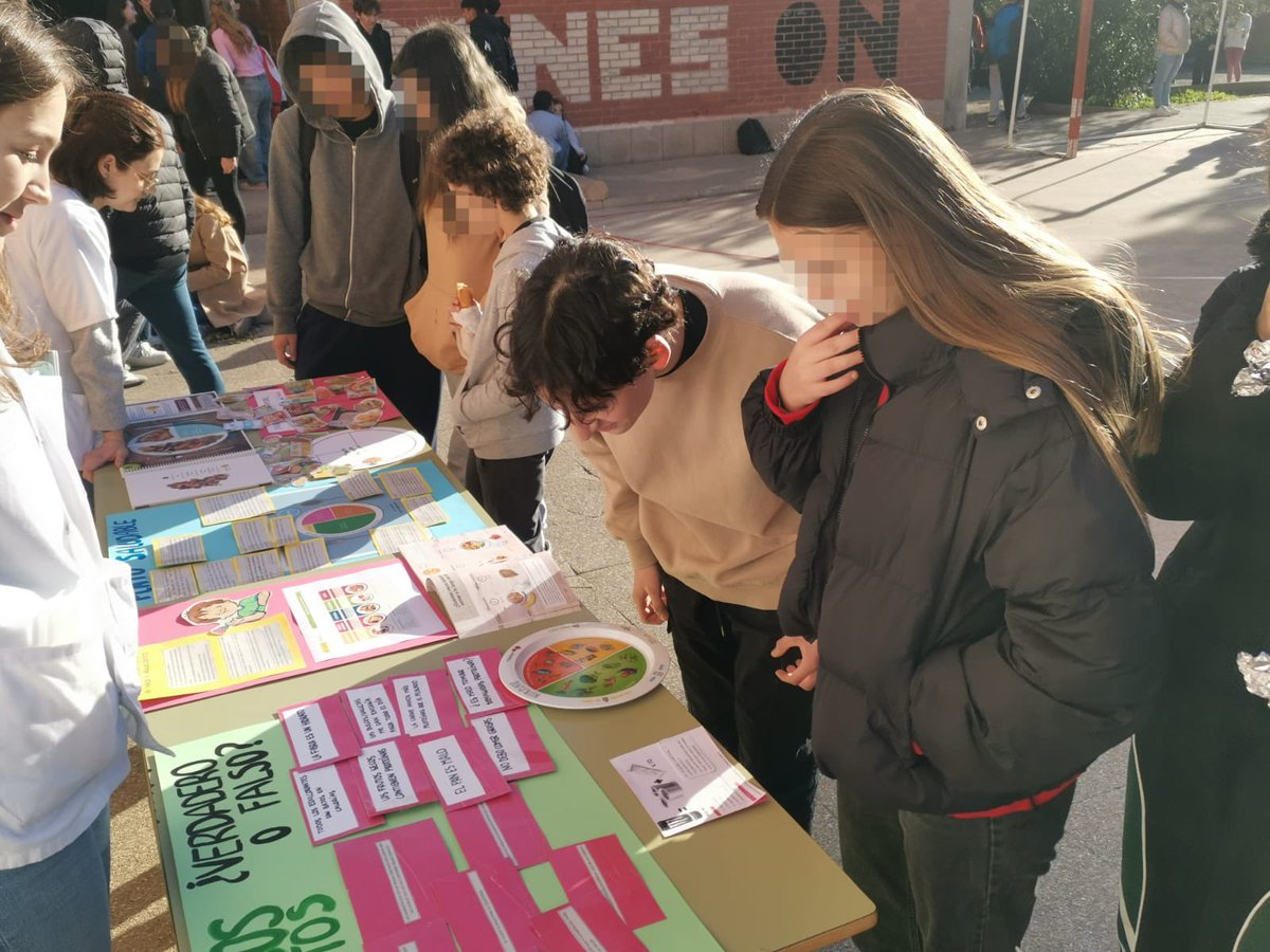 📢 Avui hem rebut la visita de les infermeres del centre de salut👩‍⚕️Han conscienciat el nostre alumnat sobre els beneficis d'una alimentació saludable 🥦🍎 i han desmentit alguns mites.Un pati molt enriquidor per fomentar hàbits de vida saludables! 💪✨#Salut #AlimentacióSaludable