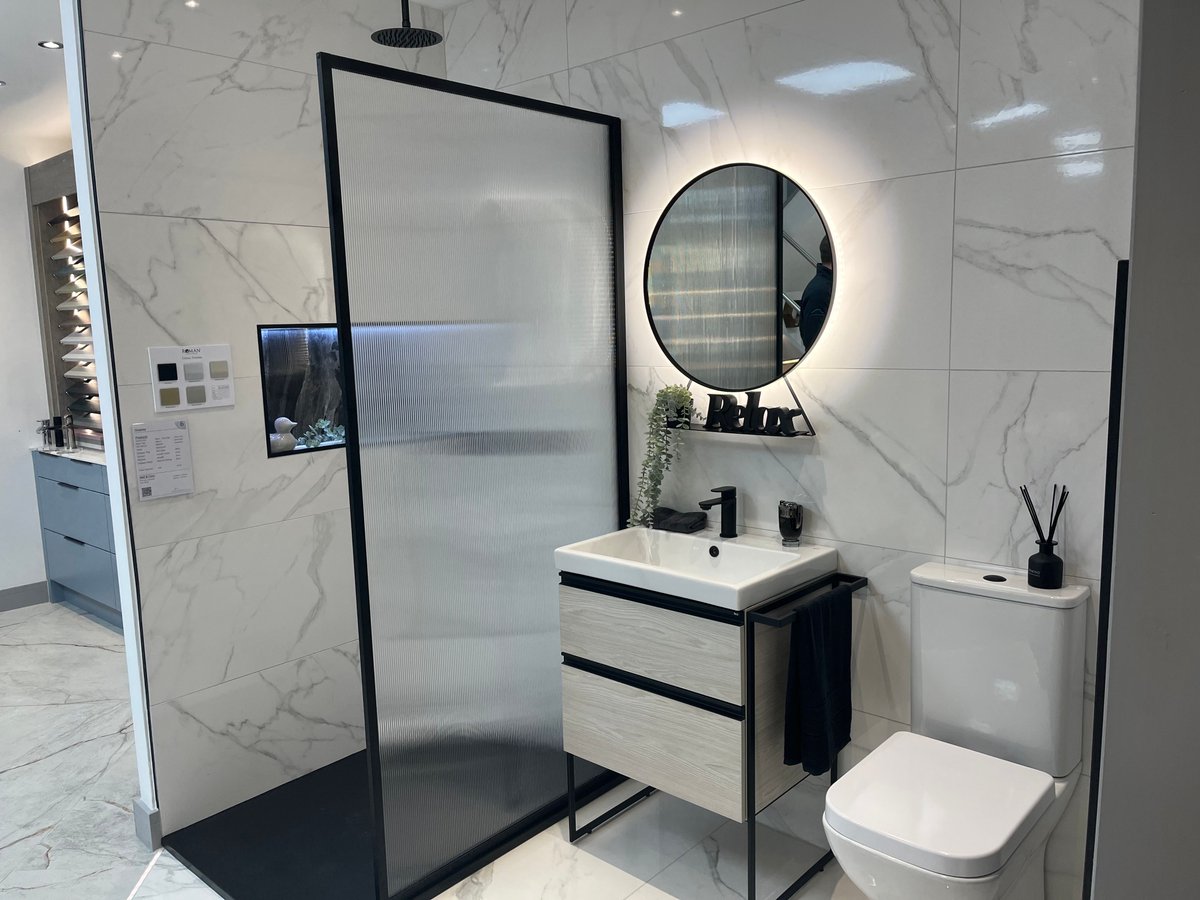 SHOWROOM SHOUTOUT📣 

HALLAM INTERIORS NOTTINGHAM 

Obsessed with this new display in Hallam Interiors, Roman's Innov8 Framed Wetroom Panel in Fluted Glass and Matt Black combines classic elegance with a contemporary twist.