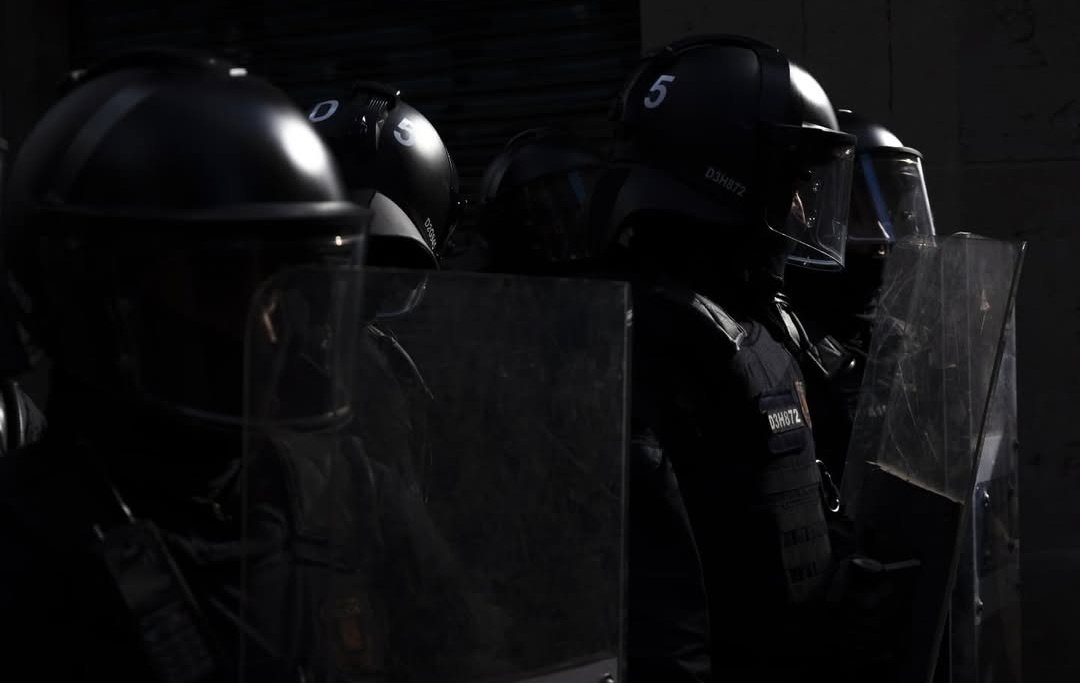 Ahir el Raval va estar militaritzat dia i nit a més pur estil de dictadura militar, hem pogut comprovar que quan els empresaris i polítics veuen perillar el seu ordre no els importa fer servir tota la seva violència, no vivim en democràcia sinó en la dictadura de la burgesia.