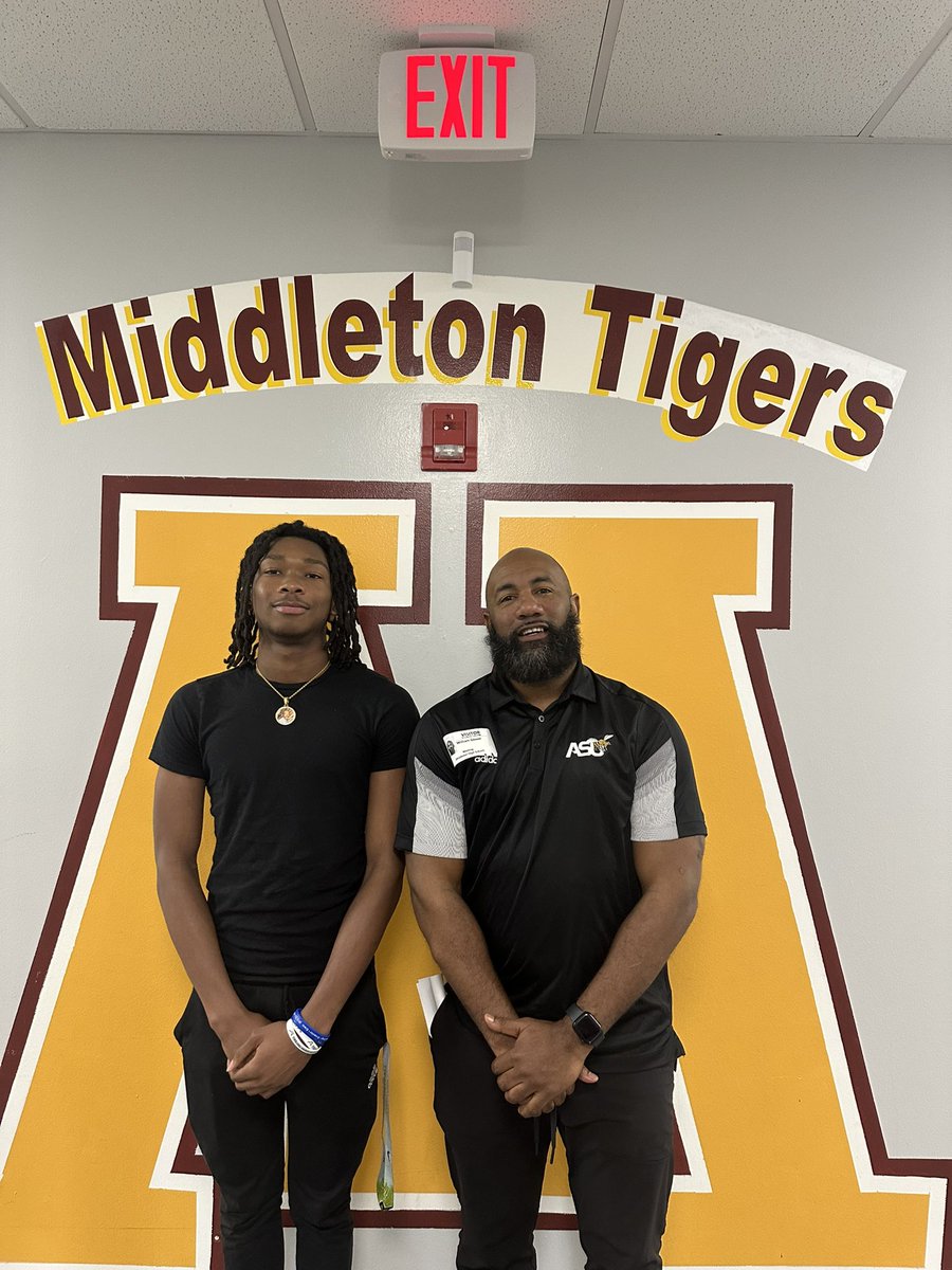 On the road in the 8️⃣1️⃣3️⃣🌴!! Stopping by the “Legendary” Middleton High School is a must!! #Swarmas1