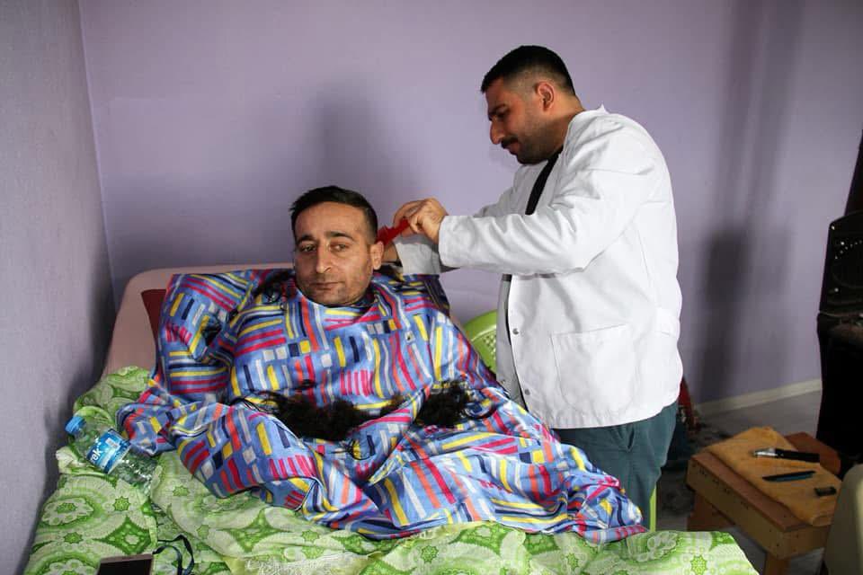 Kizilay's tweet photo. -Biziz Ömer, tıraşa geldik. 

İyilik dediğimiz şey, bazen büyük laflara, büyük projelere ihtiyaç duymaz. Bazen sadece bir elin bir omuza dokunması, bir çift gözün sıcak bir tebessümle karşılık vermesi yeter. İşte Kızılaycılarımız, tam da bunu yapıyor.

Türkiye’nin dört bir yanında, şehirlerin en kuytu köşelerinde, köylerin en ücra evlerinde, yaşlı ve hasta insanları ziyaret ediyor, kişisel bakımlarını yapıyor bu insanlar. Kimse onları manşetlere taşımıyor belki. Büyük laflar edilmiyor. Ama o ziyaret edilen evlerin kapısı çalındığında, içeride bekleyen bir çift göz aydınlanıyor.

Düşünün, yıllardır kendi başına saçlarını tarayamayan bir yaşlı kadın… Aylar sonra aynada kendini gördüğünde iç geçiren bir amca… Birinin ona hâlâ kıymet verdiğini hissetmenin huzuruyla gözleri dolan hasta bir insan…

Bizler gün içinde hayatın akışında kaybolurken, birileri sessizce, şefkatle bu insanların hayatına dokunuyor. Sadece temizlik değil, bir parça sohbet, bir tutam neşe, belki özlenen eski günlerden bir anı paylaşmak…

İyilik büyüktür. Ama bazen o büyüklük, çok küçük bir dokunuşun içinde saklıdır. (Van, Muradiye 2025) #SensizOlmaz