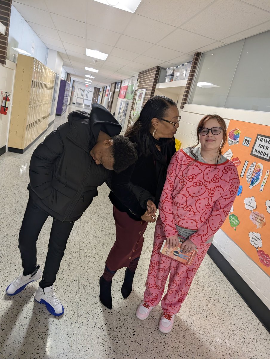 DrPenK's tweet photo. School Visit Chronicles: A school visit isn't complete until new connections are formulated. At RaytownsuccessAcademy conversations reiterated the "you can do it" belief. Lessons taught, connections, made, follow up will occur. This young lady returned to donate to Ss! #AtPromise https://t.co/ydqHyLyVEz