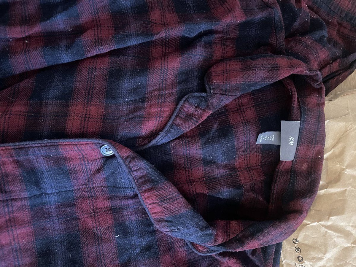 H&amp;M Online uzerinden aldigim urun uzun sure giyilmis, lekeli, uzeri kedi tuyu dolu , topaklanmis ve sokulmus sekilde geldi. 
 Kullanilmis bir urunu hangi mantikla yeni satin alan bir musterinize yollayabiliyorsunuz?  <a href="/tuketicikanunu/">Tüketici Hukuku</a> <a href="/tuketicihak/">TUKETİCİ HAKLARI</a> <a href="/TuketiciHaklari/">Tüketici Hakları</a> 
<a href="/hm/">H&M</a> @hmturkiye