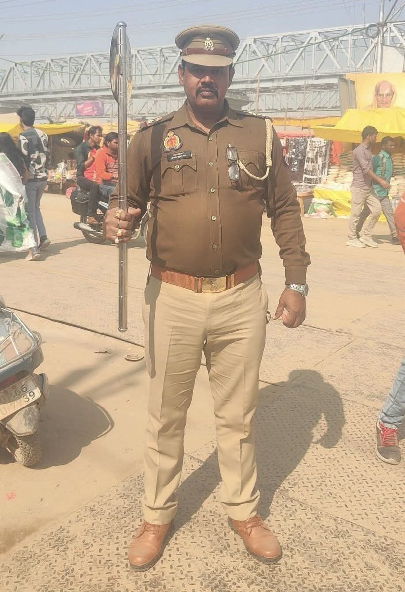 #महाकुंभ2025 में #मौनी_अमावस्या के दौरान हुई दुर्घटना में सब इंस्पेक्टर अंजनी कुमार राय श्रद्धालुओं को बचाने के प्रयास में स्वयं भगदड़ की चपेट में आ गए और कर्तव्य पथ पर बलिदान हो गए 

कृतज्ञ श्रद्धांजलि 🙏
<a href="/RamaKRoy/">डॉ रमाकान्त राय</a>