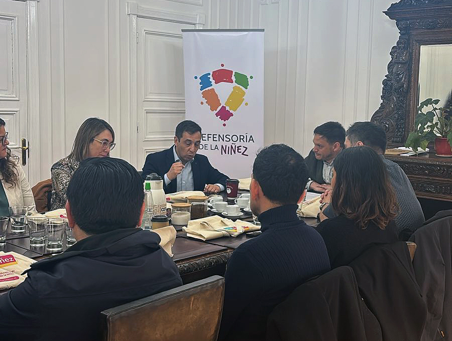 El Defensor de la Niñez, <a href="/AnuarQuesille/">Anuar Quesille</a>, junto a la coordinadora de la nueva sede Magallanes, Viviana Bazán, reunieron hoy a diversas autoridades regionales para realizar un hito de inicio y formalización del trabajo de la representación de Defensoría de la Niñez en el