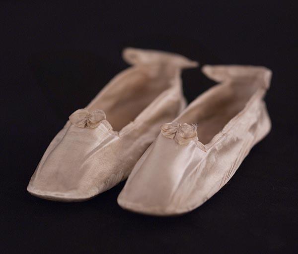 There's the pitter patter of tiny feet in the royal family as Princess Beatrice welcomes a 2nd daughter with husband, Edoardo Mapelli Mozzi - Athena Elizabeth Rose. Here's a pair of baby slippers worn by Princess Beatrice's namesake c. 1858-9. Image (c)  @HRP_palaces/Mary Evans