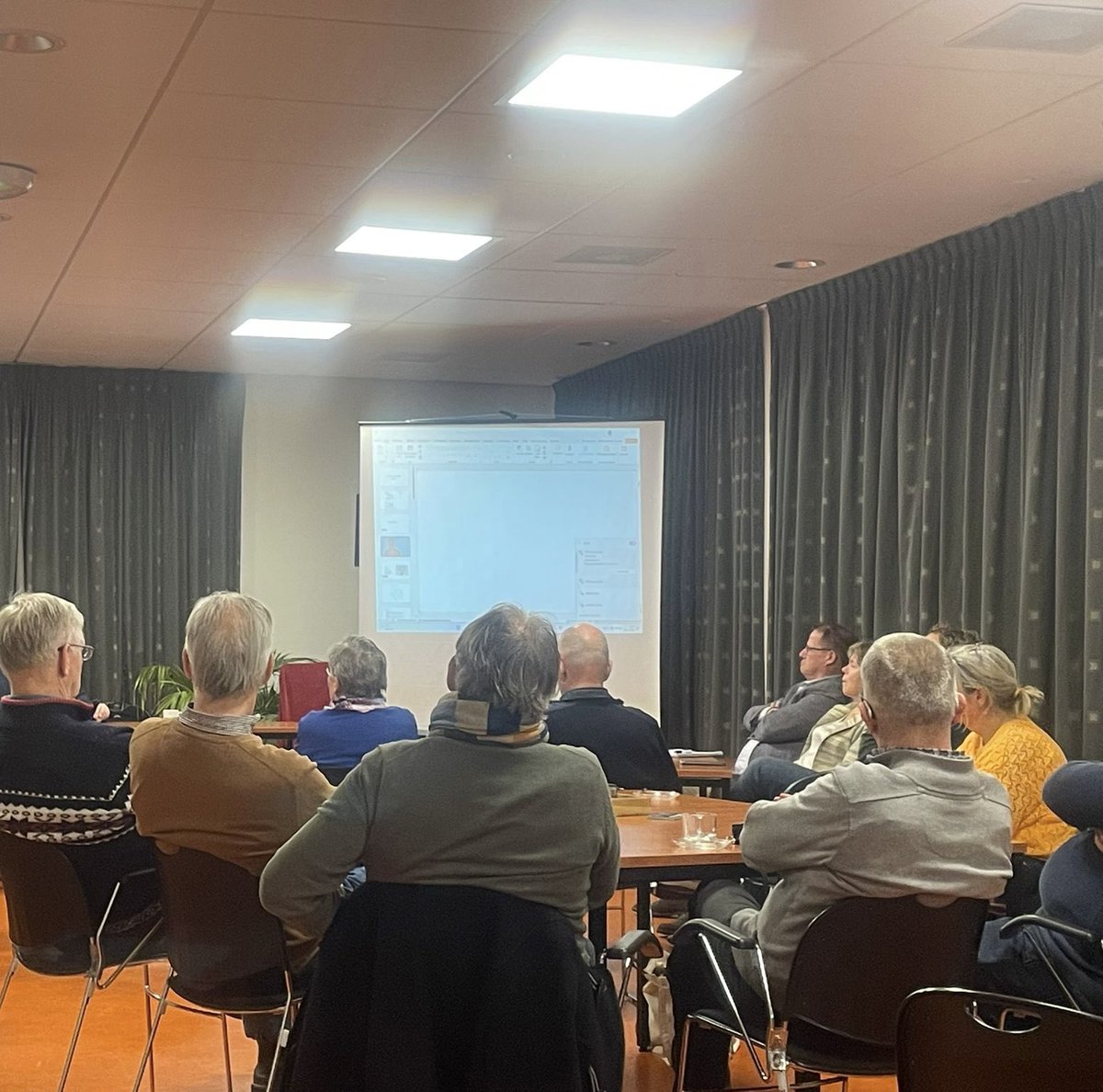 Dat wonen een belangrijk onderwerp is in onze gemeente, dat wisten we. Dat bleek ook wel na onze themabijeenkomst over dit onderwerp gisteravond. Mede dankzij de vele vragen en reacties uit het publiek is dit de reden om wonen op de agenda te blijven zetten!