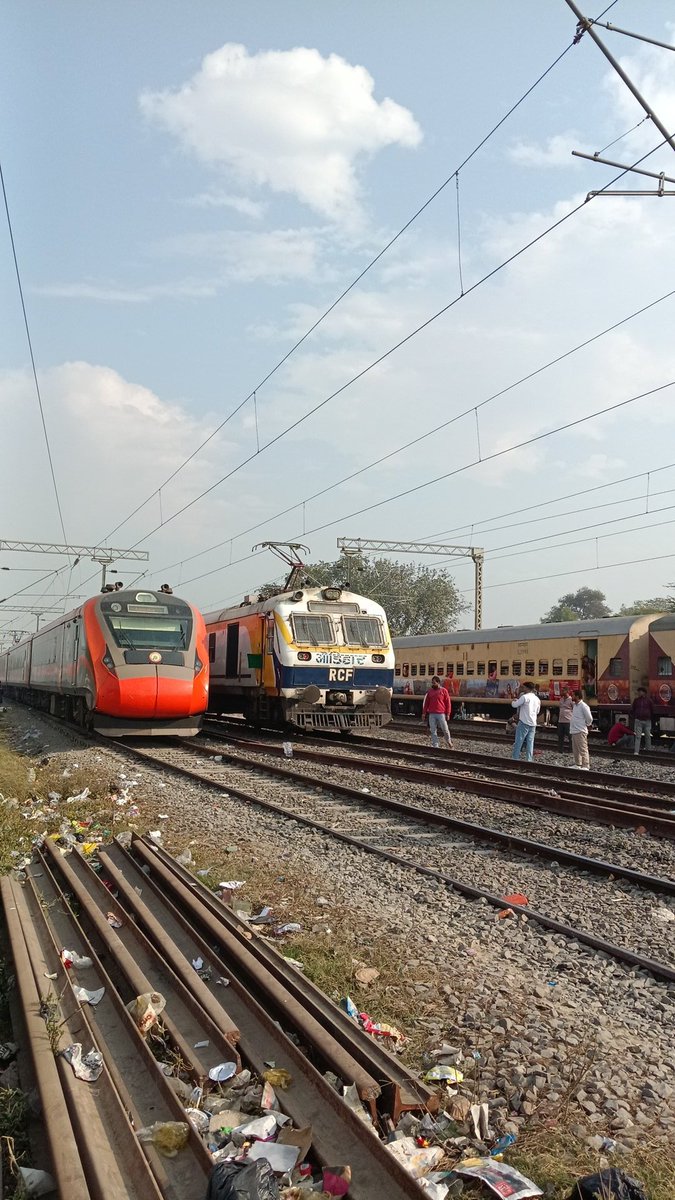 jitendrakmya's tweet photo. @DM_PRAYAGRAJ @ChiefSecy_UP @CMOfficeUP @UPGovt @InfoDeptUP Railway arrangements to control Maha Kumbha crowd.
This is the view of my local railway station 'BHITI' https://t.co/NKkApCmzxe