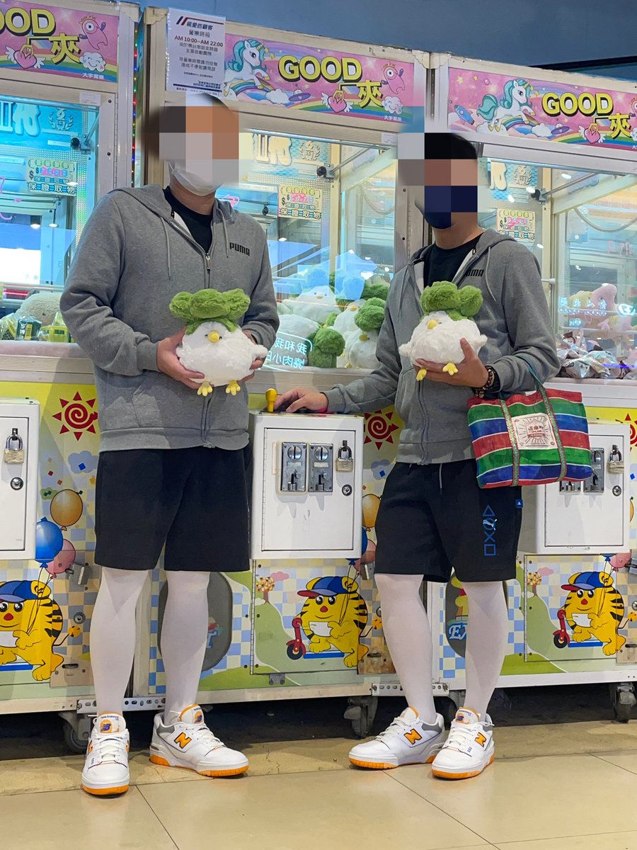 we are very lucky

#絲襪 #褲襪 #白褲襪 #褲襪愛好者 #男生穿褲襪 #mantyhoseinpublic #pantyhose #whitepantyhose #mantyhose #stockings #tight