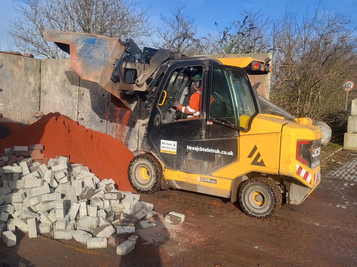 This customer had issues with safely tipping skips, they already had a JCB Teletruk so we fitted a <a href="/BolzoniAuramo/">Bolzoni Auramo</a> rotating fork clamp, this combination gives them much more flexibility when operating over a conventional forklift.

#flexibility #hire #attachments #safety