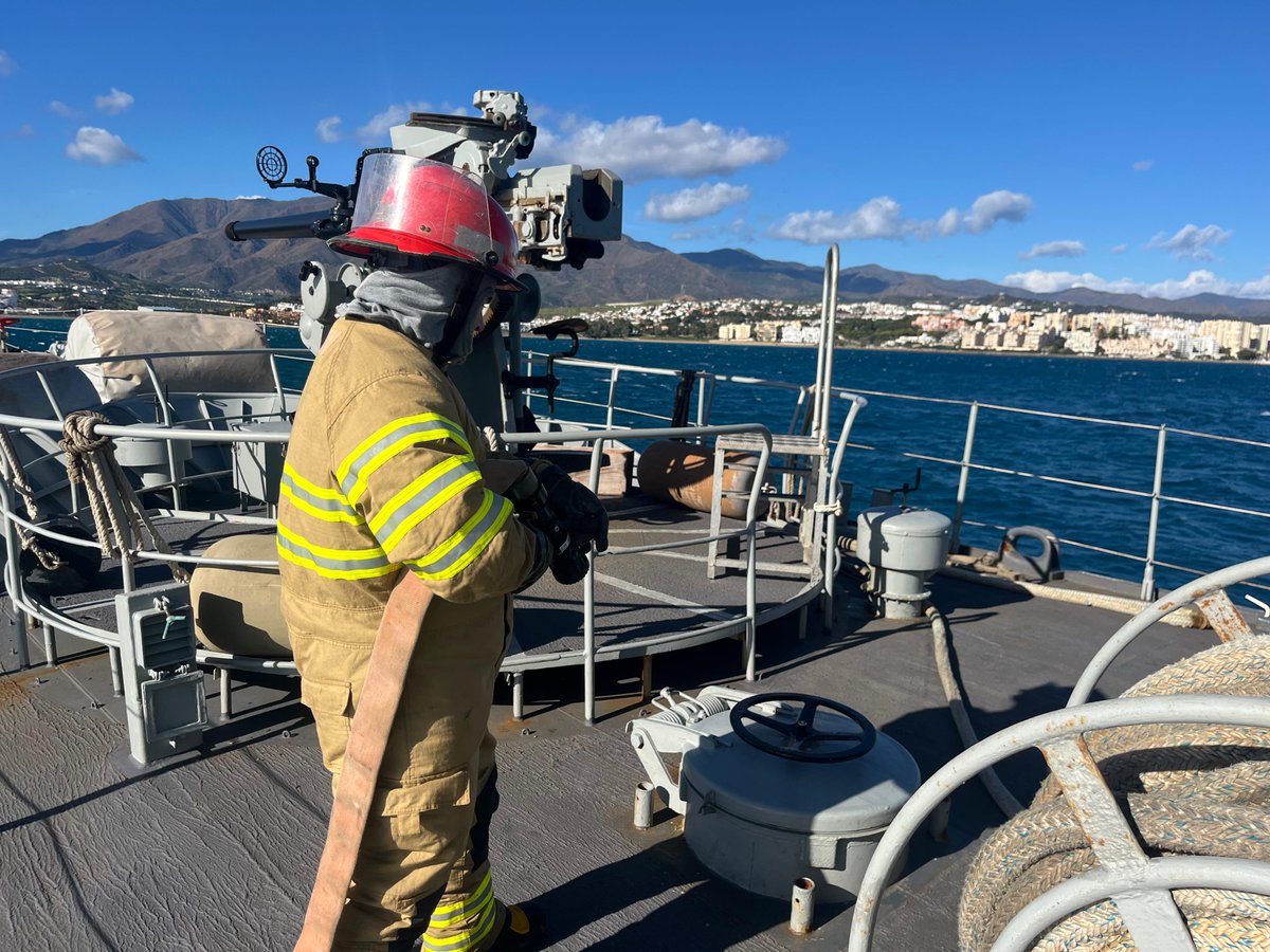 EMADmde's tweet photo. Comenzamos el día en el patrullero #Medas en el Mediterráneo. El Trozo de Seguridad Interior del buque se adiestra en zafarrancho de combate contra incidencias a bordo. El 'Medas' está en misión de presencia, vigilancia y disuasión #OpsPvD en el mar de Alborán #MOPS @Armada_esp https://t.co/G6CSjFG1Li