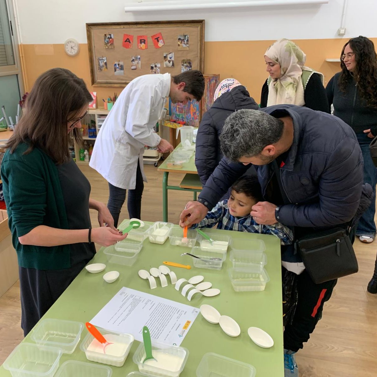 aliancesmagnet's tweet photo. 🍳La ciència dels processos que es produeixen cuinant
🔍Investigació de les propietats nutricionals dels ingredients
😋Aparell digestiu: com el cos transforma els aliments

L'@EscolaTanit va compartir aquests i altres aprenentatges a la VI Exposició Cuina i Ciència https://t.co/INCqLVCDX0
