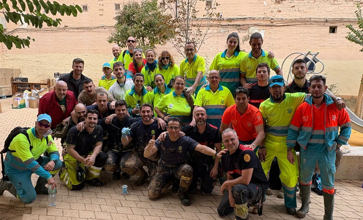 PreZero_ES's tweet photo. Hoy se cumplen cien días desde que la DANA devastó varios territorios de la Comunidad Valenciana. Muchas personas sufrieron las consecuencias de una de las catástrofes naturales más devastadoras de los últimos años. Desde el primer momento, voluntarios de PreZero se volcaron en ayudar a los afectados, y siete de ellos han decidido contarnos su experiencia.

Todos coinciden en que el impacto inicial fue desolador, aunque la aceptación de la gente fue maravillosa. Los siete están dispuestos a seguir ayudando a devolver la normalidad a las zonas afectadas, pero en su memoria aún perduran algunos de los momentos más complicados que han vivido nunca.

Puedes leer el reportaje completo aquí 👇

https://t.co/SFtMljumZG