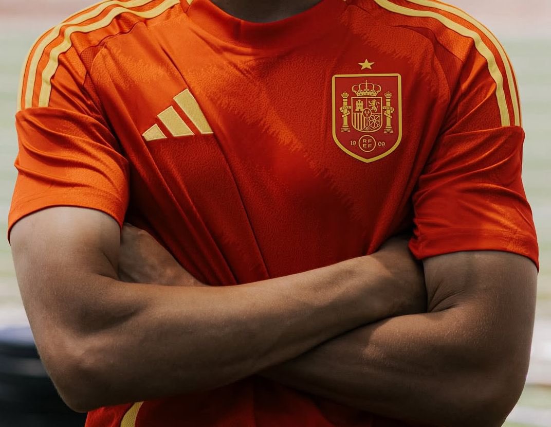 cfhercules's tweet photo. 🇪🇸 Esta camiseta le sienta muy bien, pero la nuestra le queda mejor 💙🤍 https://t.co/i9MZmMxCUS