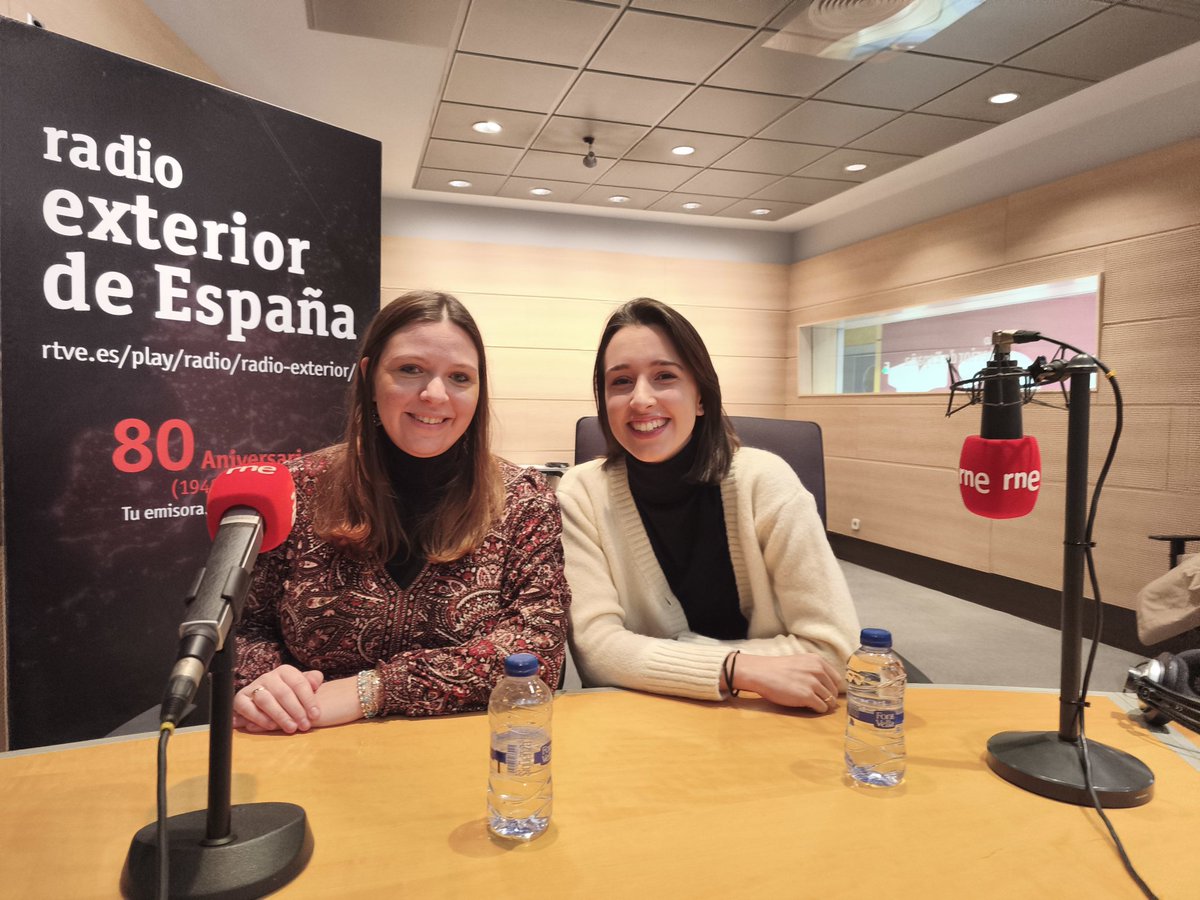 agolpedebit_en red (@agolpedebit) on Twitter photo ↘️ Hoy hablamos de obesidad y el innovador mecanismo quema grasas que han descubierto 🧫🔬 <a href="/CintiaFolgueira/">Cintia Folgueira</a> y <a href="/BeaCicuendez/">Beatriz Cicuéndez</a> investigadoras del <a href="/CNIOStopCancer/">CNIO Stop Cancer</a> y del <a href="/CNIC_CARDIO/">CNIC</a>.
📻 En directo en <a href="/ree_rne/">Radio Exterior</a> y en RNE Audio. ↘️ Hoy hablamos de obesidad y el innovador mecanismo quema grasas que han descubierto 🧫🔬 <a href="/CintiaFolgueira/">Cintia Folgueira</a> y <a href="/BeaCicuendez/">Beatriz Cicuéndez</a> investigadoras del <a href="/CNIOStopCancer/">CNIO Stop Cancer</a> y del <a href="/CNIC_CARDIO/">CNIC</a>.
📻 En directo en <a href="/ree_rne/">Radio Exterior</a> y en RNE Audio.