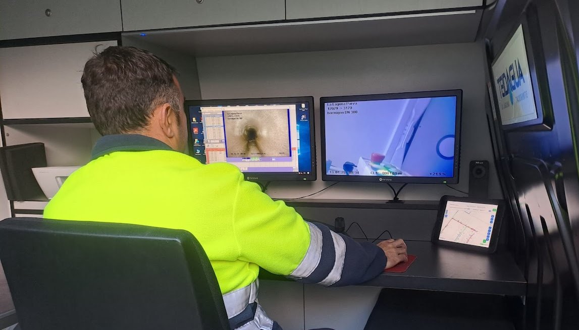 🧑‍💻 Nuestra cámara de TV 🎥 inspecciona y graba el interior de los colectores de Alcantarillado y Pluviales 🕳️
Elemento esencial de la tecnología que utilizamos para verificar el buen estado de la Red, y detectar puntos donde se podrían generar atascos antes de que se produzcan 🧑‍🏭