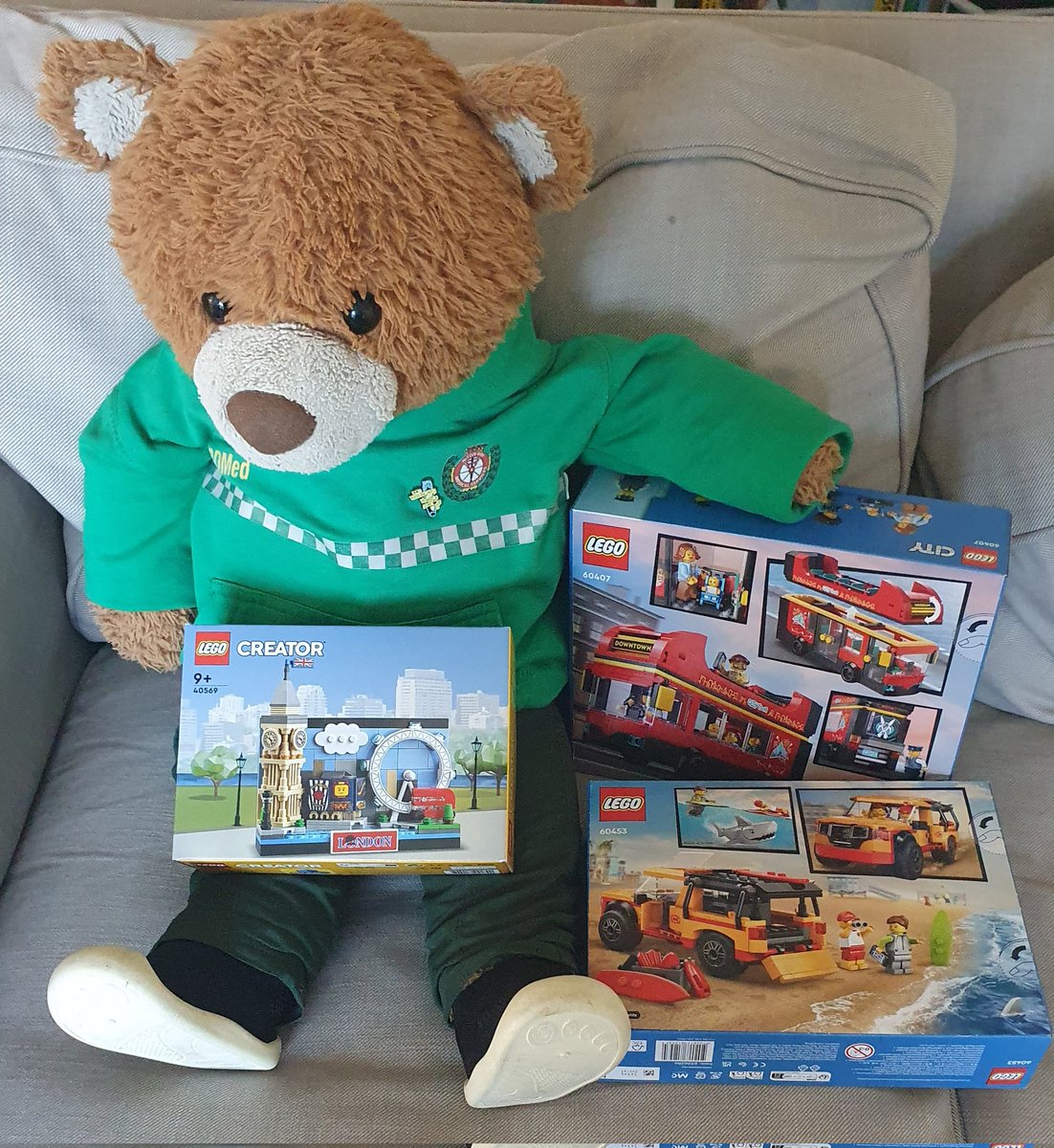 BDMed_Bear's tweet image. Yesterday was #InternationalLegoDay which we didn't even realise, but mom was in #London doing some #shopping &amp;amp; treated me &amp;amp; dad to #lego from the #LeicesterSquare store! OMB I'm so lucky! #lego @LEGO_Group #hobby #fun #relax #MentalHealthMatters #bearswithjobs