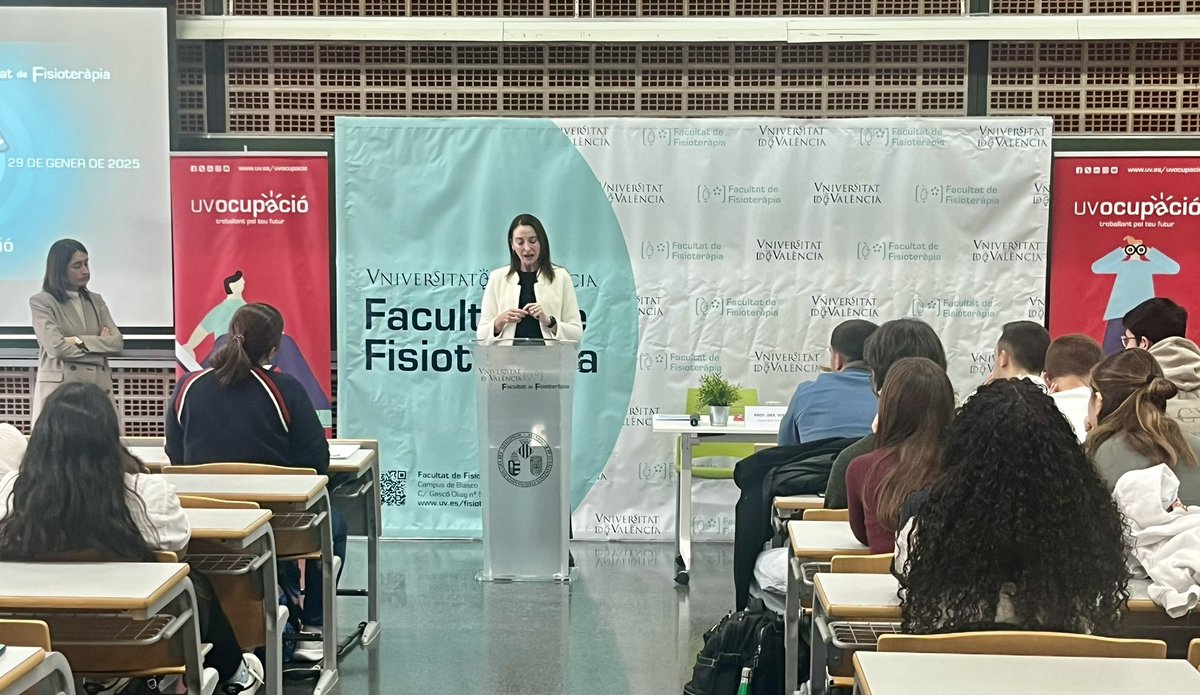 🎯La Vicerectora de Formació Permanent, Transformació Docent i Ocupació de la Universitat de València, Ángeles Solanes Corella, és l’encarregada de la inauguració institucional on ha animat a l’alumnat de fisioteràpia a persistir en els seus objectius.