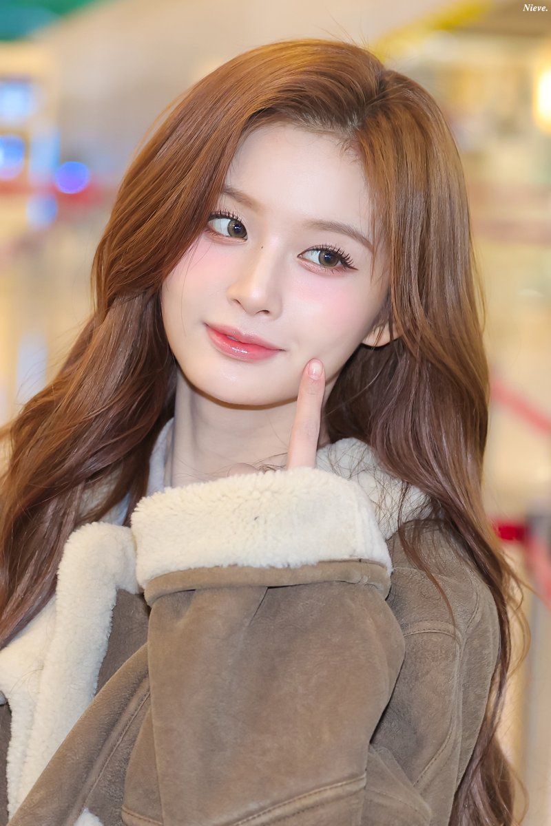 Nieve_0126's tweet photo. 250126 GMP 출국 

볼콕살짝 ,,

#NMIXX #엔믹스 
#SULLYOON #설윤 https://t.co/qKtRStotfG
