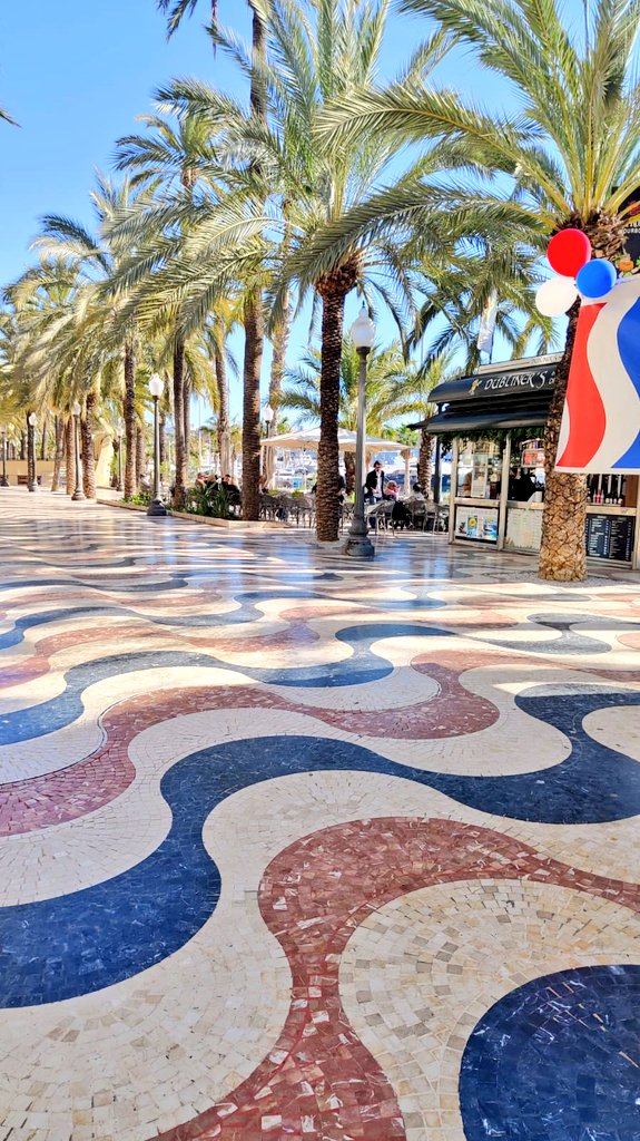 manocope's tweet image. Los comerciantes de la explanada comienzan a recoger sus puestos. El alcalde estará feliz. Sesenta familias se van a quedar sin futuro por el capricho político del PP de Alicante. Es totalmente vergonzoso que no hagan nada para impedirlo cuando lo tienen en su mano.