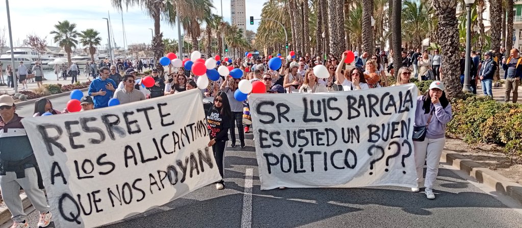 manocope's tweet image. Los comerciantes de la explanada comienzan a recoger sus puestos. El alcalde estará feliz. Sesenta familias se van a quedar sin futuro por el capricho político del PP de Alicante. Es totalmente vergonzoso que no hagan nada para impedirlo cuando lo tienen en su mano.