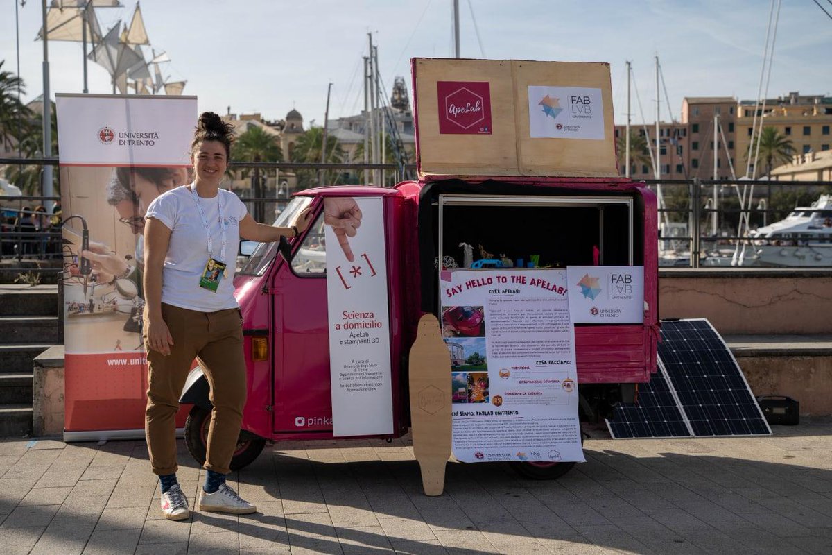 MakerFaireRome's tweet photo. Uno spazio dove "tutto è possibile" grazie alla condivisione di saperi, competenze e macchinari: #Apelab è il laboratorio sperimentale itinerante, presentato a #MakerFaireRome, che porta la #scienza ovunque, favorendo la co - progettazione e promuovendo la creatività! @UniTrento https://t.co/oCKmGXKQsF