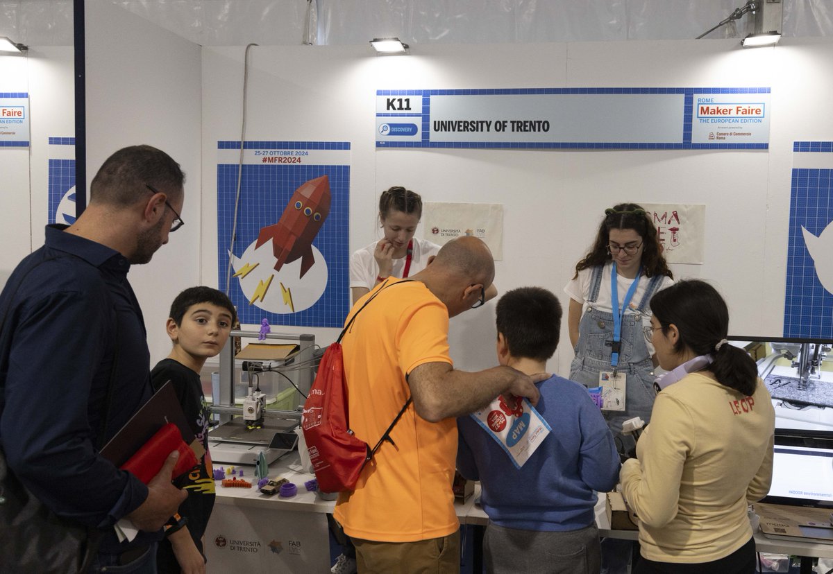 MakerFaireRome's tweet photo. Uno spazio dove "tutto è possibile" grazie alla condivisione di saperi, competenze e macchinari: #Apelab è il laboratorio sperimentale itinerante, presentato a #MakerFaireRome, che porta la #scienza ovunque, favorendo la co - progettazione e promuovendo la creatività! @UniTrento https://t.co/oCKmGXKQsF