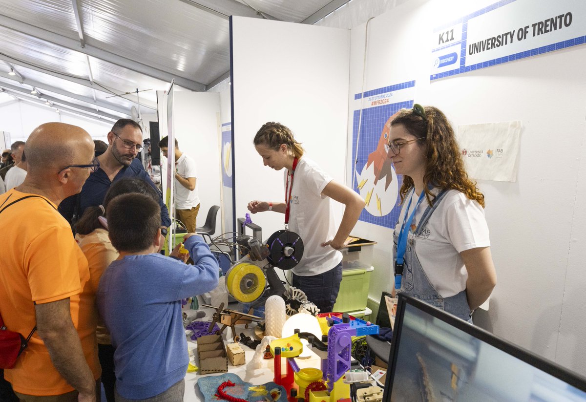 MakerFaireRome's tweet photo. Uno spazio dove "tutto è possibile" grazie alla condivisione di saperi, competenze e macchinari: #Apelab è il laboratorio sperimentale itinerante, presentato a #MakerFaireRome, che porta la #scienza ovunque, favorendo la co - progettazione e promuovendo la creatività! @UniTrento https://t.co/oCKmGXKQsF