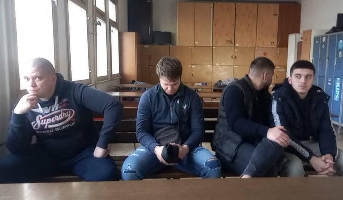 usrana_motka's tweet image. "Skroz desno Nikola Blagojevic, ovaj celavi debeli gmaz je Stefan Kojovic, a ovaj sto je okrenuo glavu je Danilo Rajičević. Svi su 03 I iz NSa su, sem Kojovica, on je 95. I iz S. Karlovaca je.
Ovaj poslednji je Nemanja Despotovic, sto je sagnuo glavu."
Slika 2 je okrenuti Danilo