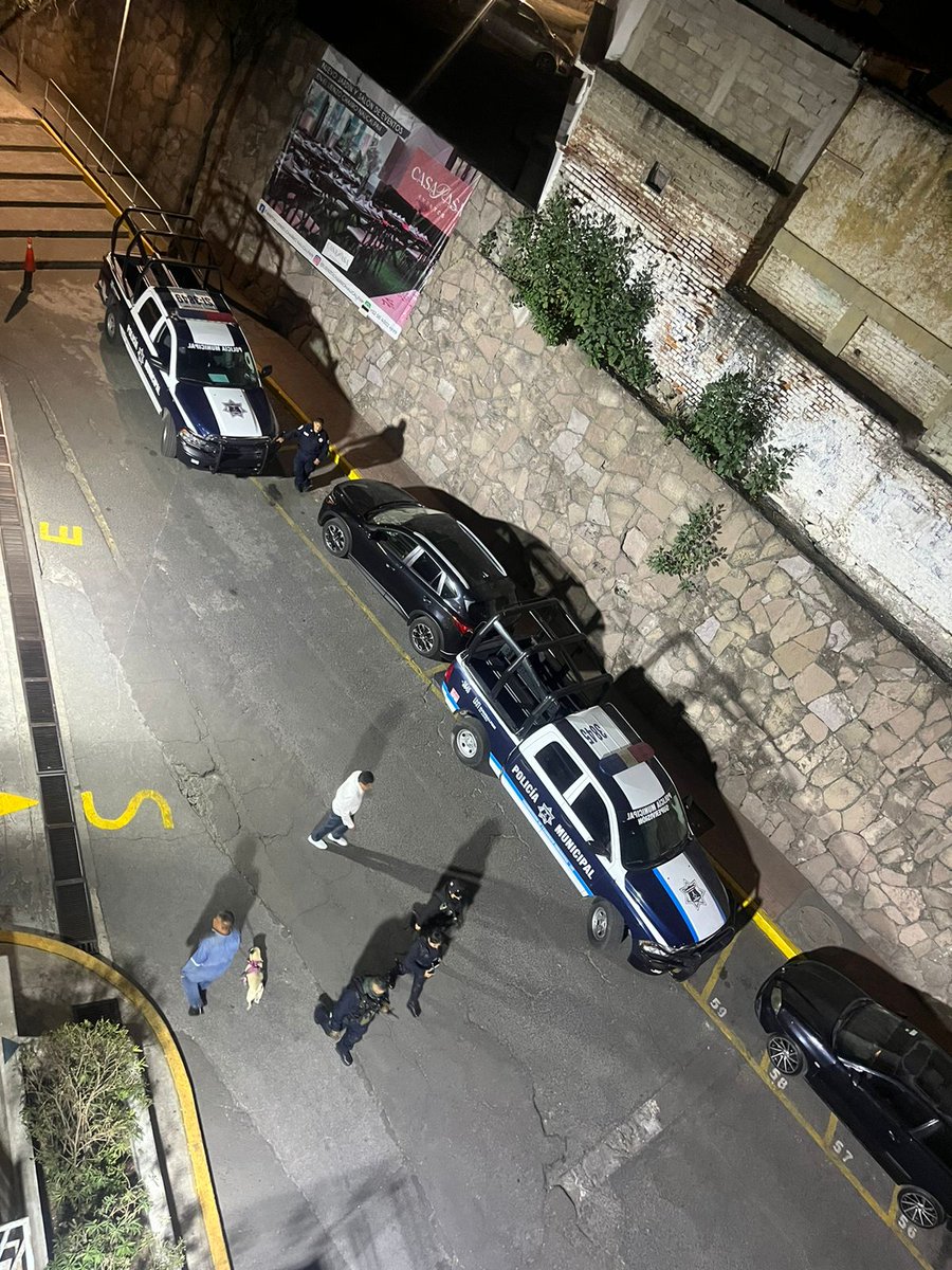 DignoOpositor's tweet photo. Asaltan las cajas de la Tesorería de Naucalpan.
Se presume que fueron dos personas disfrazadas de policías #GobiernoDe4TaEnNaucalpan #PRIANMor https://t.co/8uDnoVQBSQ