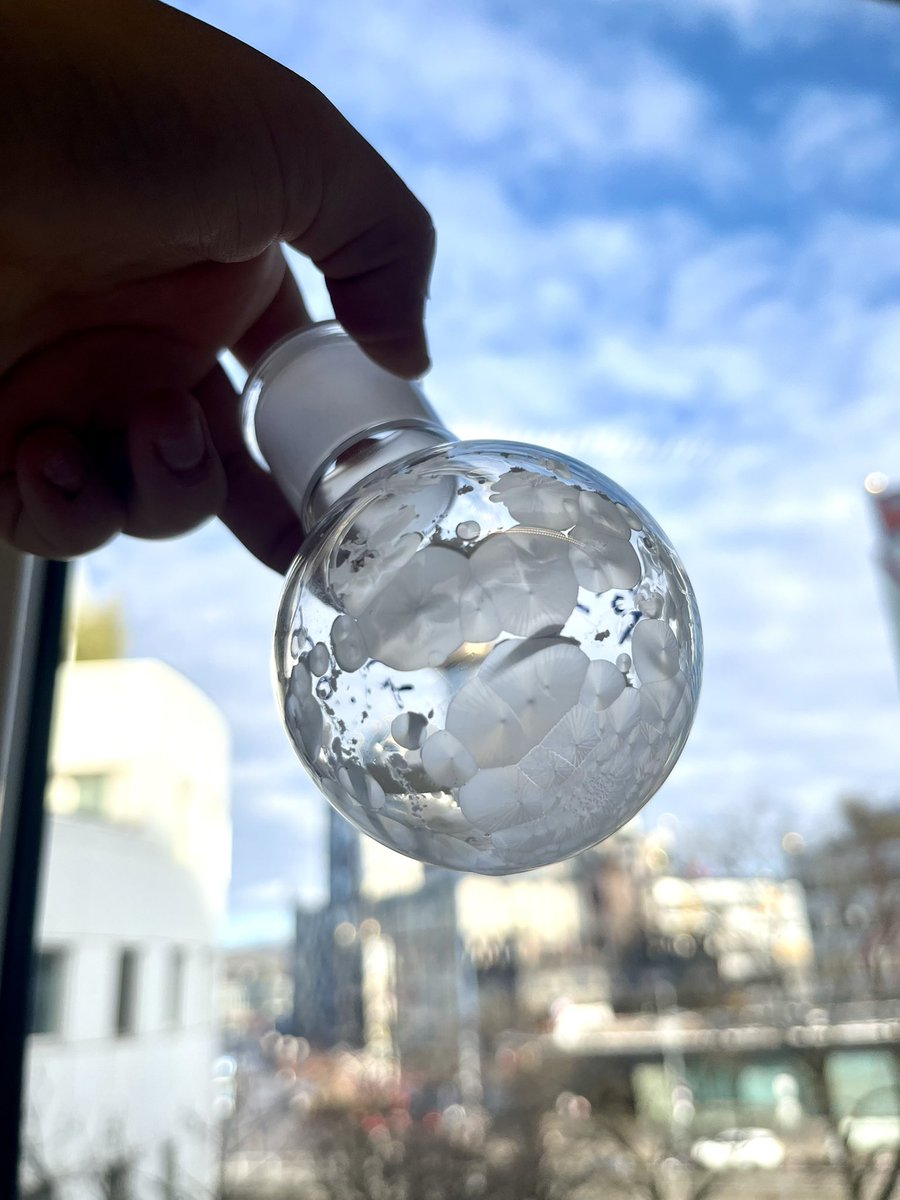 e_tacke's tweet image. There might be no snow in Vienna, but winter has arrived in the lab… ❄️☃️Always nice to start the day with a nice crystallization ✨
@MaulideLab
#ChemTwitter #RealTimeChem
