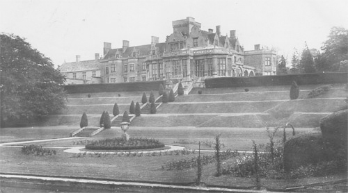 <a href="/johnfielding001/">John Fielding Aerial Images</a> Easton Hall, Lincolnshire, demolished c1951.
LostHeritage.org.uk/houses/lh_linc…