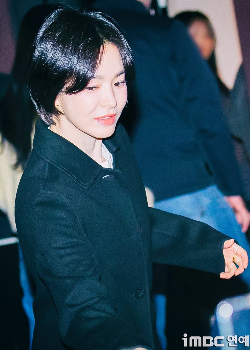[EVENT] 250128 More Photos of Song Hye Kyo from DARK NUNS Stage Greeting yesterday 🌻

📸 media as logo | 6

#DarkNuns #검은수녀들 #SongHyeKyo #송혜교  #ソンヘギョ #宋慧乔 #HyeBaragi