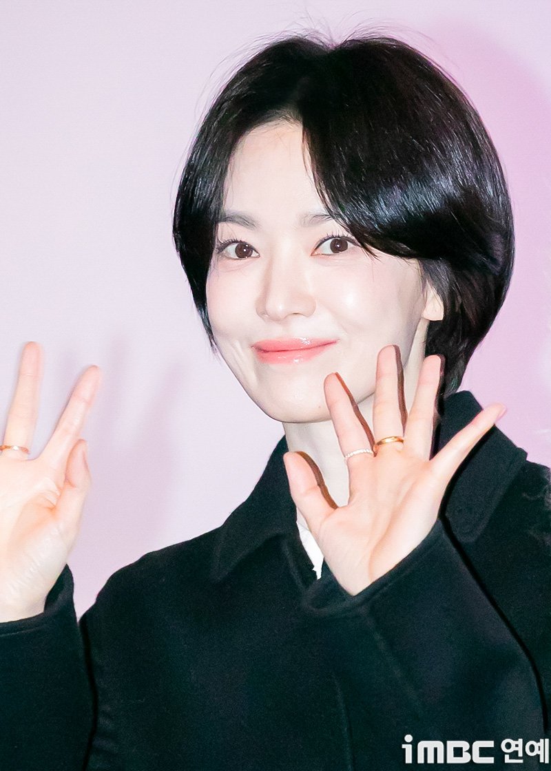 [EVENT] 250128 More Photos of Song Hye Kyo from DARK NUNS Stage Greeting yesterday 🌻

📸 media as logo | 7

#DarkNuns #검은수녀들 #SongHyeKyo #송혜교  #ソンヘギョ #宋慧乔 #HyeBaragi