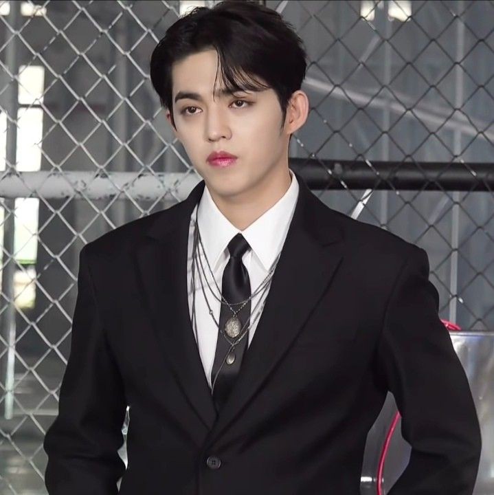 jeongcheolver's tweet photo. #jeongcheol filo au

Aevie Yoon, a single parent to his twins—Elvi and Elly—and a hard working secretary to his grumpy boss— Duccio Benedict Choi. One day, he accidentally left his phone unattended and the next thing he knew, his twins already bombarded his boss with messages. https://t.co/BCuwp50zhS